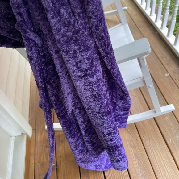 Delicate gorgeous purple crushed velvet look poly. Large - Picture 11 of 15